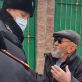 Қазнетте полицияға шабуылдаған ер адамның видеосы қызу талқыланып жатыр