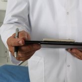 Атырауда сәбидің өліміне себепкер болған дәрігерге қатаң жаза тағайындалды