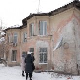 «Түнде әрең ұйықтаймыз»: кәріздің иісіне тұншыққан елорда тұрғындары әкімдікке шағымданды