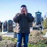 «Қоршауын да бұзған»: Шымкент тұрғыны зират басындағы тәртіпсіздікті жіпке тізді (ВИДЕО)