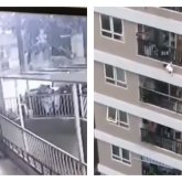 Ер адам 12-қабаттың терезесінен құлаған екі жасар қызды қағып алды