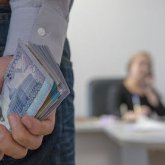 Қарағанды тұрғыны сүйіктісін қуанту үшін жұмысынан ақша ұрлаған