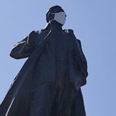 Шымкентте белгісіз біреулер Тұрар Рысқұловтың ескерткішіне маска тағып кеткен