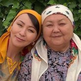 «Мәңгі жүрегімдесіз»: өнер иелері Ғазиза Әбдінәбиевамен қимай қоштасты