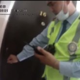 Әйелі мен баласының көзінше асылып қалған:  Ақтаулық полицейлер ер адамды құтқарып қалды (ВИДЕО)