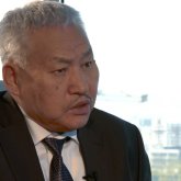 «Кезінде Кеңес Одағына ант бергендерді қайтадан Қазақстан жалауына Ант беру рәсімінен өткізу қажет» - жазушы