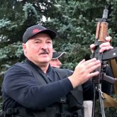 Лукашенко жұртты жаппай қарулануға шақырды