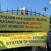 Асановпен кездесуді талап еткен бір топ адам Жоғарғы сот алдында түнеп шықты