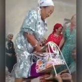 «Бұл өзі қандай дәстүр?» Бесікке мінген әже қоғамның сынына қалды (видео)