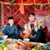 Жігер Ауыпбаев талантымен елді баураған қойшы баланы шәкірт етіп алды