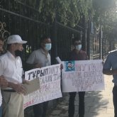 «Путин қазақ елінен қолыңды тарт». Шымкентте белсенділер Қуат Ахметовті қудаламауды талап етті