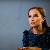 «Әкем анамды өлтіріп қоя жаздаған»: Жұлдыз Өмірғали отбасында көрген қиындықтарын жайып салды