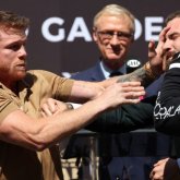 «Анама тіл тигізбе»: Кездесуде боксшыны соққыға жықты