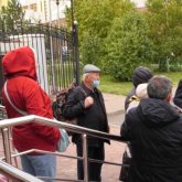 «Ит сияқты есігіне байлап қойды»: Сот шешіміне келіспеген белсенділер Жоғарғы Соттың алдында түнеуге мәжбүр