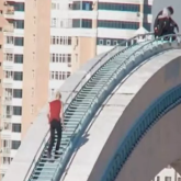 Нұр-Сұлтанда жас жігіттер әсерлі фото түсіру үшін көпірдің аркасына көтерілген