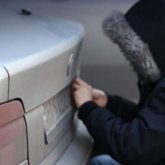 Елордалық тұрғын бөтен біреудің көлігінен нөмірлерін шешіп алған (ВИДЕО)