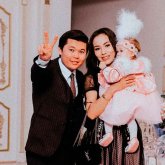 Ернар Айдар 1 жасар қызының тұсауын кесіп, той жасады