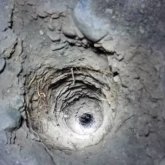 «Метеорит болуы мүмкін»: Шығыс Қазақстанда үйдің ауласына белгісіз зат құлап, терең шұңқыр пайда болған