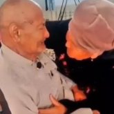 «Ескірмеген махаббат!» Кемпірін сағынған ата еңкілдеп жылап қалды (ВИДЕО)