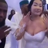 Уыс-уыс ақшаның астында билеген қазақ қызы мен африкалық азаматтың тойы ел назарын аударды (ВИДЕО)