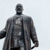 Атырау облысында 145 млн теңгеге бағаланған Абай ескерткішін Павлодар қаласының әкімдігі 55 млн теңгеге орнатқан