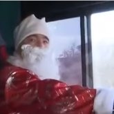 Шымкентте Аяз ата болып киінген автобус жүргізушілері көпшілікке мерекелік көңіл күй сыйлады