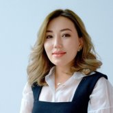 Гламур өмір: Жаңа қызметке келген шенеунік 2 млн теңгенің сөмкесін ұстайтын болып шықты