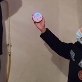 Үйдегі улы газды анықтайтын датчик орнатылып жатыр