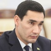 Түркіменстандағы президент сайлауы: үміткер Сердар Бердымұхамедов дауыс беруге ескі Жигули мініп келді