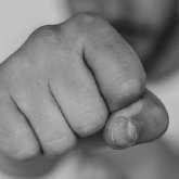 Елордада ер адам шаштараз қызды ұрып жіберді