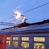 Павлодарда вагон үстіне шығып селфи жасамақ болған қыз тоққа түсіп күйіп қалды