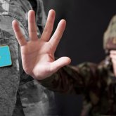 «Противогаз кигізіп, тұншықтырады»: әскердегі әлімжеттік қашан тоқтайды?