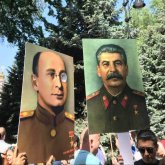 Алматыдағы шеруге адамдар Сталин мен Берияның суретін ұстап шыққан