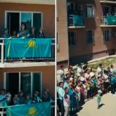 Кентау қаласының тұрғындары балконға ту іліп, әнұранды орындады