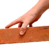 «Басынан кірпішпен ұрған»: Ақтөбелік күзетші тұрғынды сабап, ақшасын алып кеткен