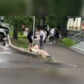 Алматыда бір жігіт сүйісіп тұрған екі еркекті соққыға жықты