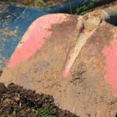 Атырауда екі адам топырақ үйіндісінің астында қалып көз жұмды