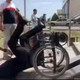 Пандустарды тексермек болған Талдықорған әкімі мүгедектер арбасынан құлап түсті (ВИДЕО)