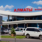 Алматыда таксист Италия азаматшасын әуежайдан қонақ үйге дейін 45 мың теңгеге апарған