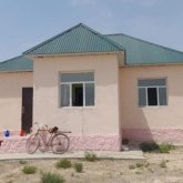 Мектеп түлектері көпбалалы отбасына үй сыйлады