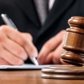 Қызметтік көлігімен баласын мектепке тасыған сот төрағасы жазадан сытылып кетті