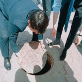 Нұр-Сұлтанда екі жасар бала министрліктер үйінің маңындағы кәріз құдығына құлап кетті