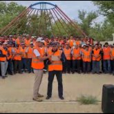 «Біз қатты қажыдық»: Бейнеуде жалақыны көтеруді талап еткен теміржолшылар ереуілге шықты