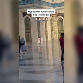 Нұр-Сұлтан қаласындағы жаңа ашылған мешіттің маңайында жұлқынып билеген қыздың видеосы тарады