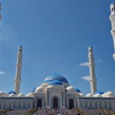 Имамға бағынбай, «мен Мәһдимін» деп шу шығарған: ҚМДБ Бас мешіттің алдында билеген қызға қатысты пікір білдірді