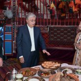 Тоқаев пен Әлиев Бакудегі қазақтың киіз үйіне бас сұқты