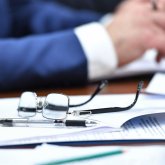 Депутаттар орыс тілінде баяндама жасаған шенеуніктерді тыңдаудан бас тартты