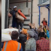 «Мынау не масқара?»: Қостанайлықтар көмекке келген тегін дүние мен тамаққа таласып қалды