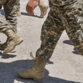 «Басынан орындықпен ұрған»: Ақтөбелік сарбаздың аяқасты талмасы ұстап, денесі құрысып қала беретін болған