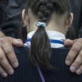 «Қолында белгісіз сұйықтық құйылған шприц болған»: Алматыда тағы бір оқушы зорлықтың құрбаны бола жаздады